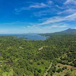 rechts sieht man den Mombachovulkan