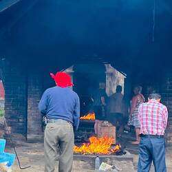 Räucherritual am Friedhof
