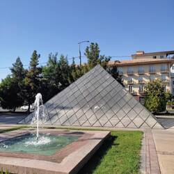 Even langs het Louvre