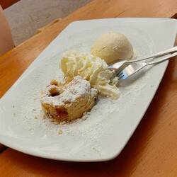 Warme Fränkische Kirsch Crumble mit Vanilleeis