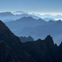 Im Hintergrund links das Matterhorn und rechts daneben die Monte Rosa Gruppe