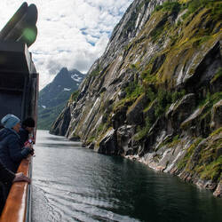 På väg in i den trånga Trollfjorden