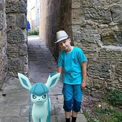 Kai und seine virtuelle Pokemon-Begleiterin Glaziola :)