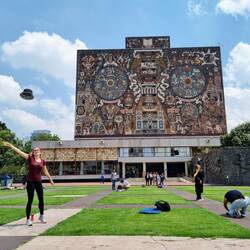 Hutwerfen vor der zentralen Bibliothek der UNAM 👩🏼‍🎓