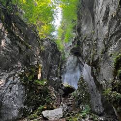 Weg durch ein altes Flussbett in einer Schlucht!