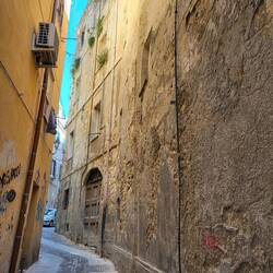 Durch diese Gasse müssen wir gehen