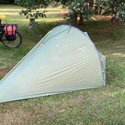 Mein Zelt etwas windgeschützt plaziert