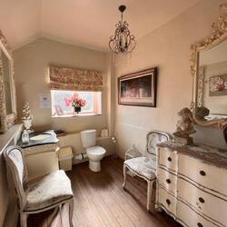 Das Badezimmer im Tea-Room... grösser als unser aktuelles Zuhause 😅