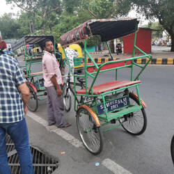 Unsere Rikscha-Fahrt endet vorfristig an einem verschlossenen Tor