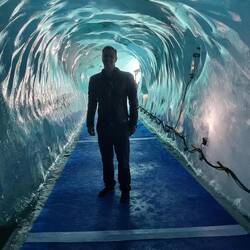 Cayetano en la cueva de hielo