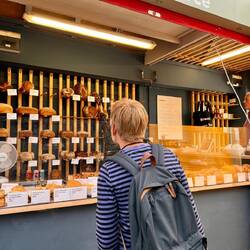 Rahel wählt genau hier ein 'bluddy whole grain bread'