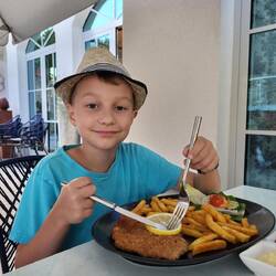 Kai uns sein Schnitzel mit Pommes XD