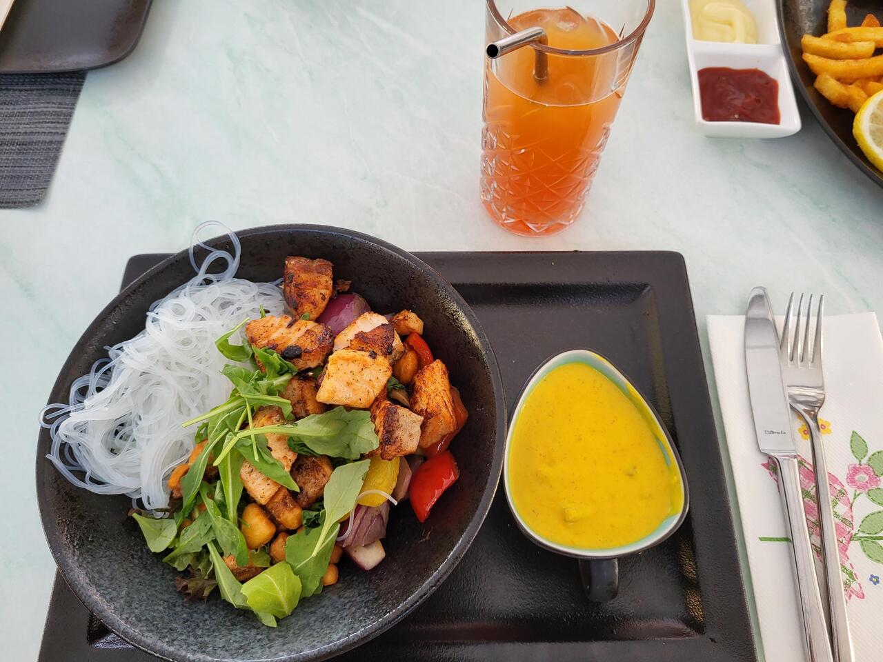 Lachs-Bowl mit Glasnudeln und gebackenem Mais