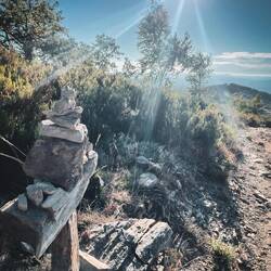 Ein Kreuz aus übereinander gestapelten Steinen gemacht - well done mate!