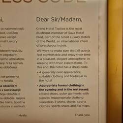 Die Bekleidungsregeln des Hotels.