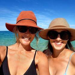 Mon, Sarah snd i took the kids to this gorgeous beach, while the men were fishing.