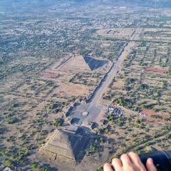 Alles im Blick: Sonnen- und Mondpyramide mit der Straße der Toten ☠️
