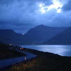 Nachts entlang der färingischen Fjorde