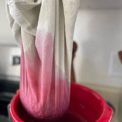 Johannesbeergelee in der Herstellung