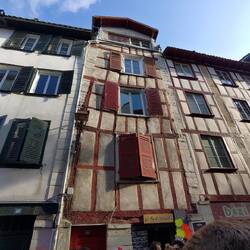 Schiefes Haus
