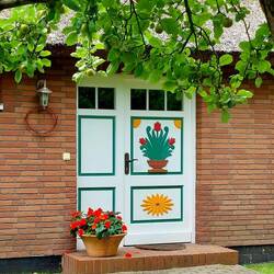 Viele sehr schön verzierte Türen!