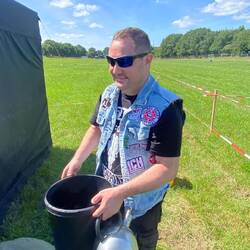 ...und geht duschen. Hygienischer Luxus!