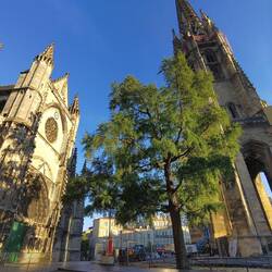 Kirche neben Kirchturm?