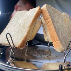 Toastbrot ok. Aber definitiv zum Griffel verbrennen.