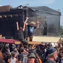 Klatscht wie ein Fischotter!