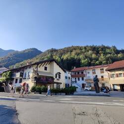 Ft. A statue of someone important (I'm very knowledgeable)