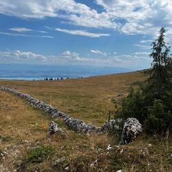 Kurz hinter dem Mont Racine (1430m) mit dem Neuenburger See im Hintergrund