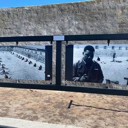 Den Medien wurden nähende Männer (rechts) gezeigt, während links Steine geklopft wurden