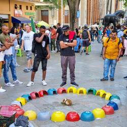 Lustiges Glücksspiel in der Fußgängerzone: In welche Hütte läuft das Meerschweinchen? 🥕