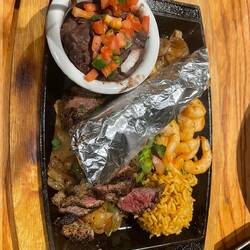 plus Shrimps/Steak-Kombi im antiveganen "Outback" 😉