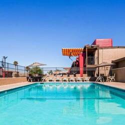 Pool lt Prospekt ... in Wirklichkeit deutlich unspektakulärer. Ein bissl Fake im Trumpland.