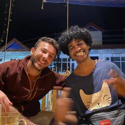 ג׳ונסון החבר ההודי הראפר שלנו בערב קורע לב בו סיפר על איך אביו קיבל שלושה שבצים והוא סעד אותו עד סופ