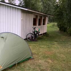 Mein Stellplatz direkt neben Fluss und Facilities