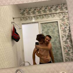 רועי ואני מצטלמים במלון