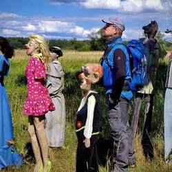 Kunst am Weg: v.li. Dame, Mädchen, Mönch, Clown, Depp, Wolfsmensch und Helmut