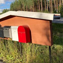 Briefkästen für die von der Straße oft unsichtbaren Häuser