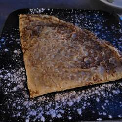 Crêpes avec pomme et caramel