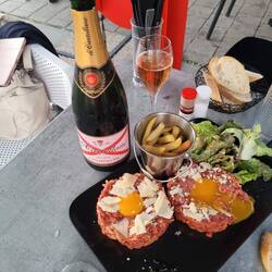 Von Chartres nach Châlons en Champagne gefahren und stilecht zu Abend gegessen.