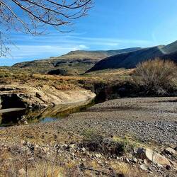 Der Platz liegt direkt an einem Fluss