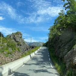 schmale einspurige Strasse durch die Hochebene