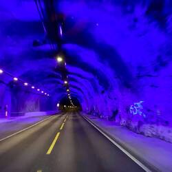 Blau illuminierte Tunnel im Hardangerfjord