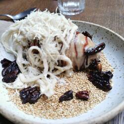 Sesam mit Muscovadoeis, Tahin, Halva, Dattelsirup und karamellisierten Pecannüssen... ein Traum