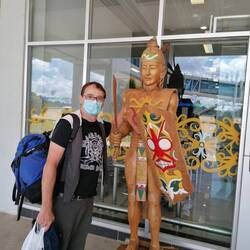 Martin nimmt ersten Kontakt zur indigenen Bevölkerung auf