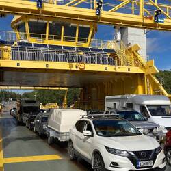 Die erste Fähre auf die erste Insel