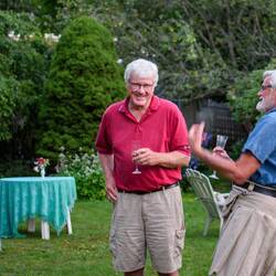 Animated conversation in the garden / Lebhaftes Gespräch im Garten