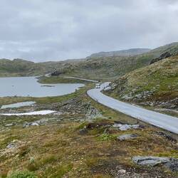 In der Bildmitte ist ein Wohnmobil zu sehen, da bekommt man die Weite zu spüren